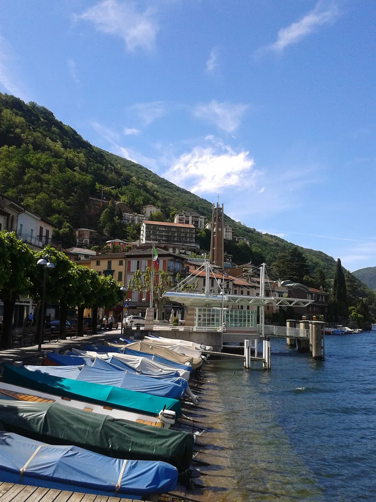 le front de lac de Campione d'Italia et son clocher au bord du lac de Lugano