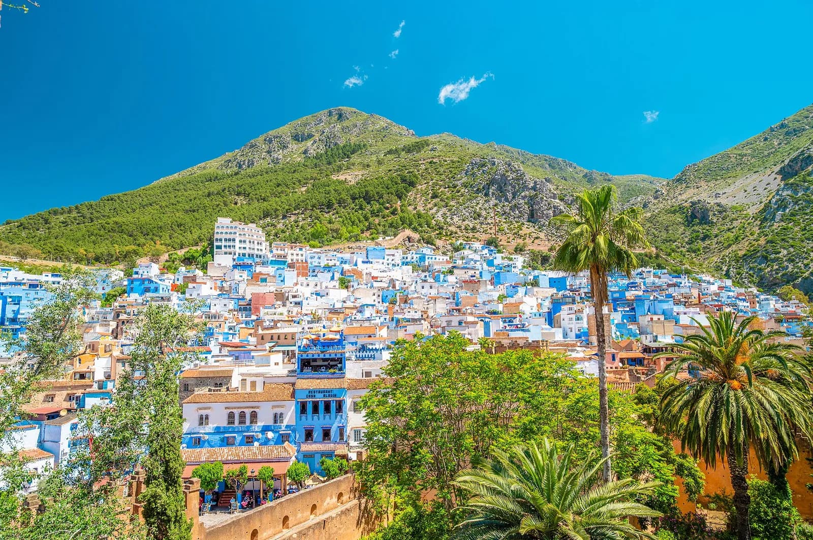 la ville bleue de Chefchaouen blottie au pied des montagnes du Rif au Maroc