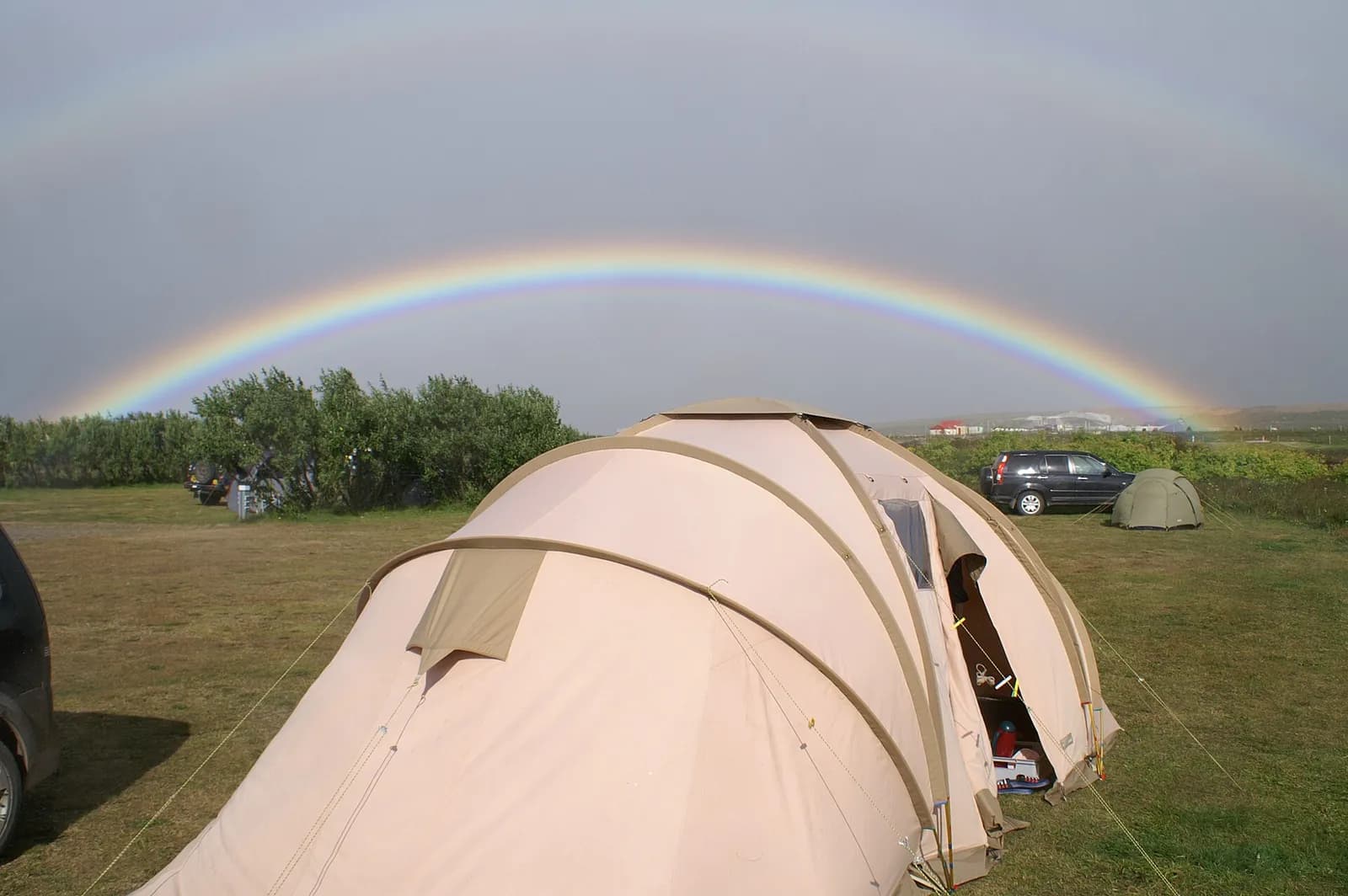 tente dressée dans un camping islandais sous un arc-en-ciel