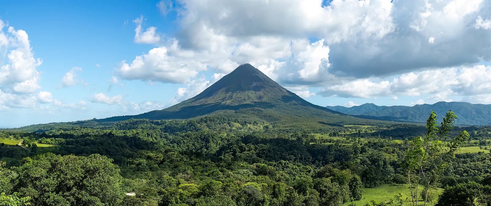 le cône parfait du volcan Arenal domine la forêt tropicale du Costa Rica