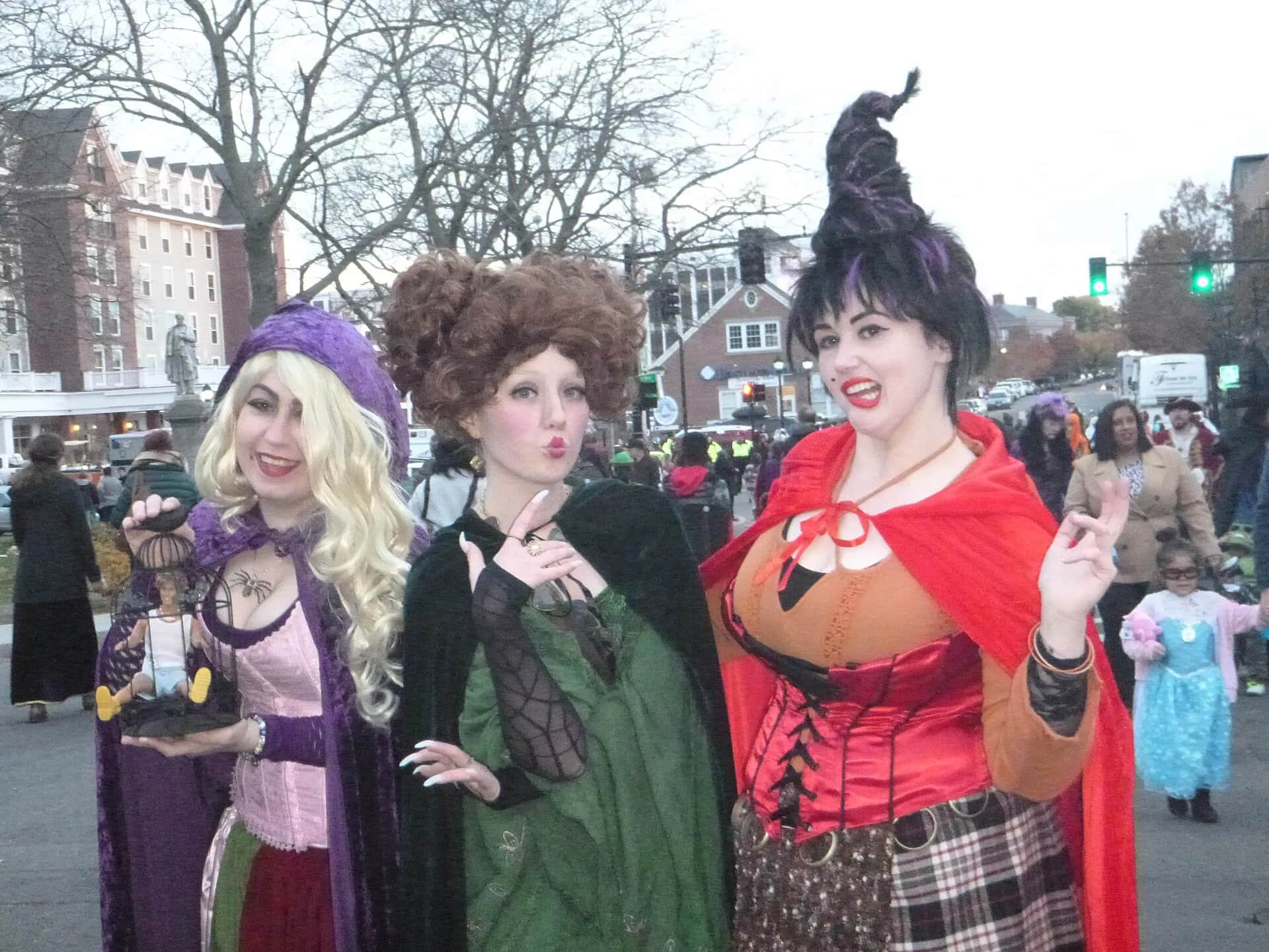 Trois sorcières costumées dans les rues de Salem, le soir d'Halloween