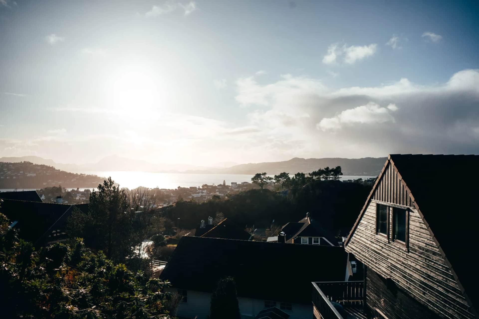 Soleil d'hiver sur le fjord, vu d'un appartement de Bergen, fin janvier 2023