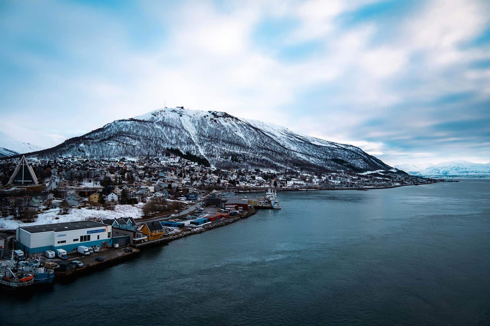 Vue panoramique de Tromsø et des fjords enneigés depuis le sommet du Fjellheisen en hiver