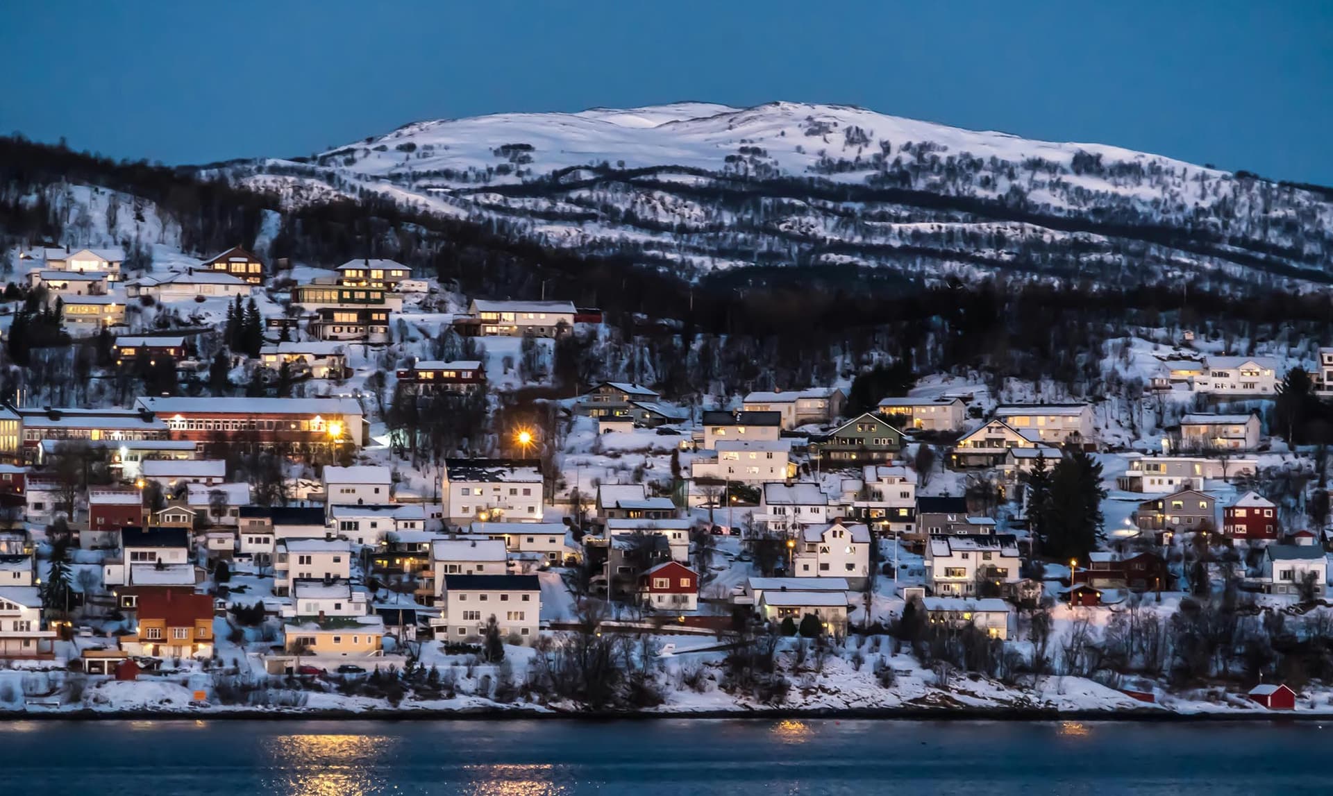 Le centre-ville de Tromsø mêle maisons en bois colorées et architecture moderne
