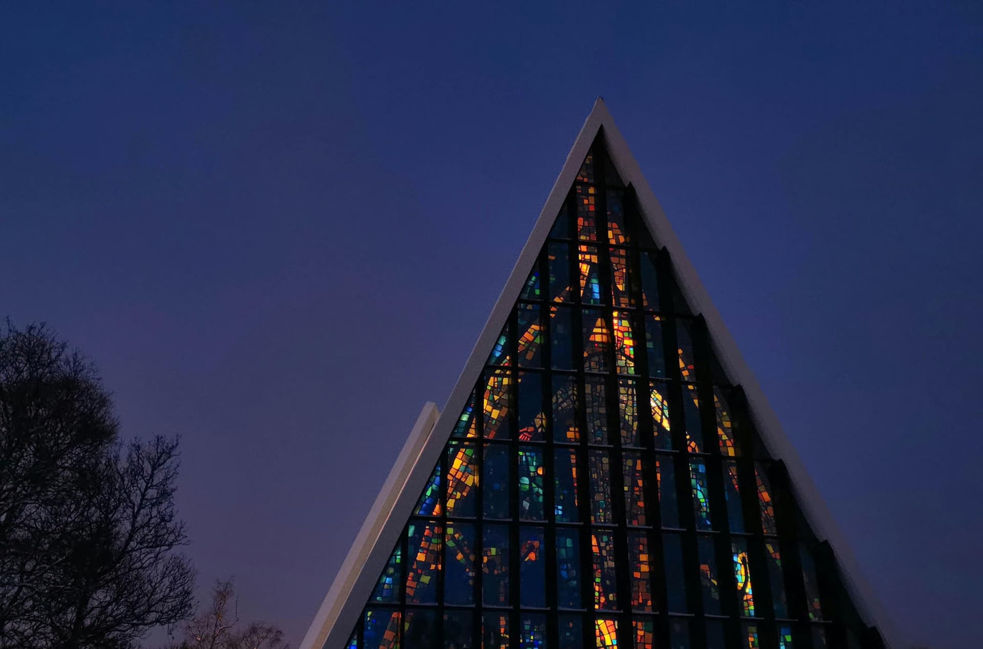 La Cathédrale Arctique de Tromsø illuminée dans la nuit polaire