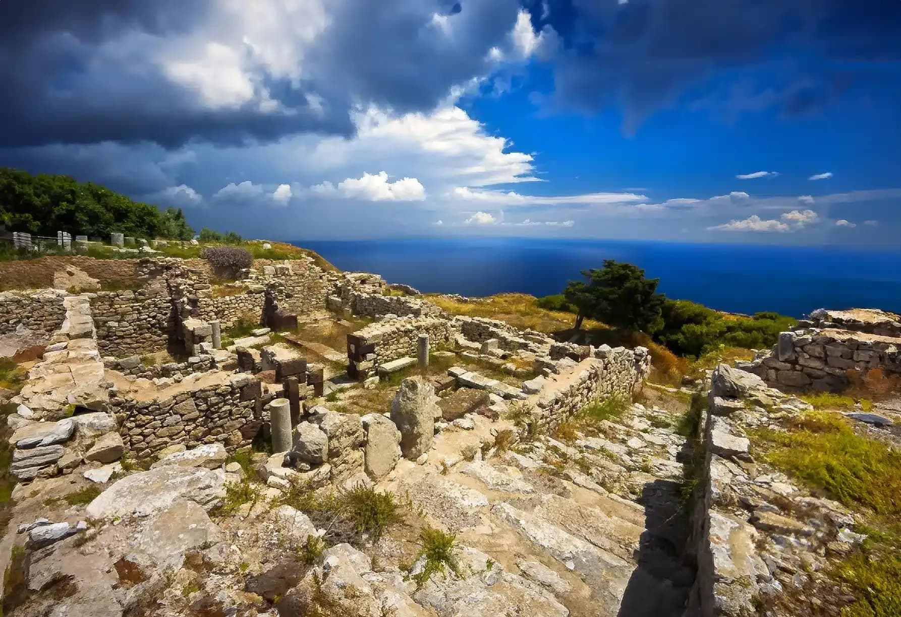 La cité antique de Thera à Santorin – Guide 2025 — Santorin, guide de voyage Âme Bohème