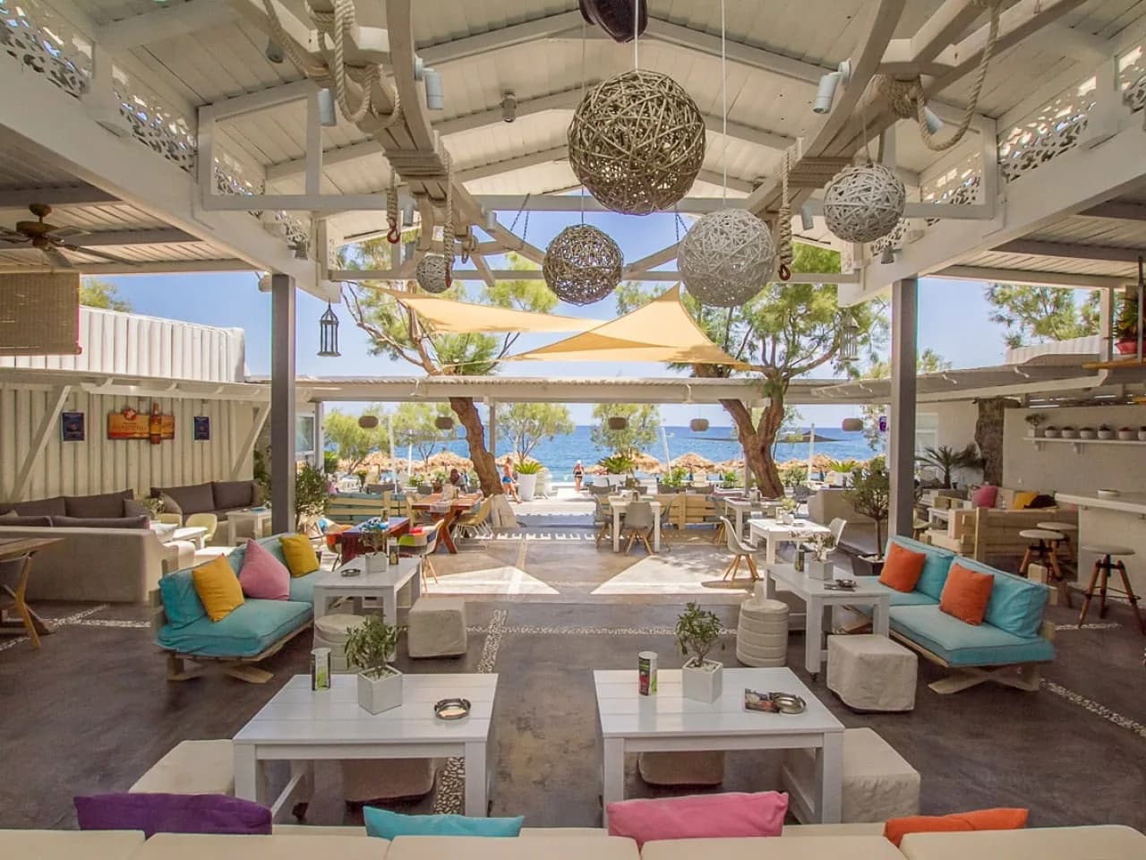 Les 10 Meilleurs bars de Santorin pour boire un verre