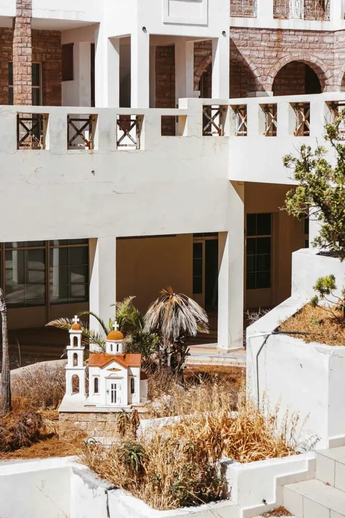 Exploration et urbex d’un hôtel en Crète – Shooting inattendu