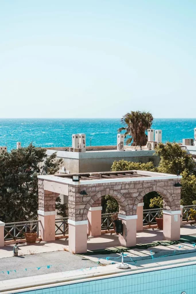 Exploration et urbex d’un hôtel en Crète – Shooting inattendu