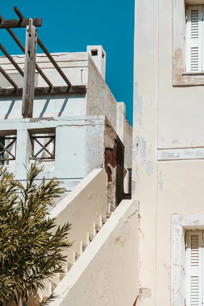 Exploration et urbex d’un hôtel en Crète – Shooting inattendu