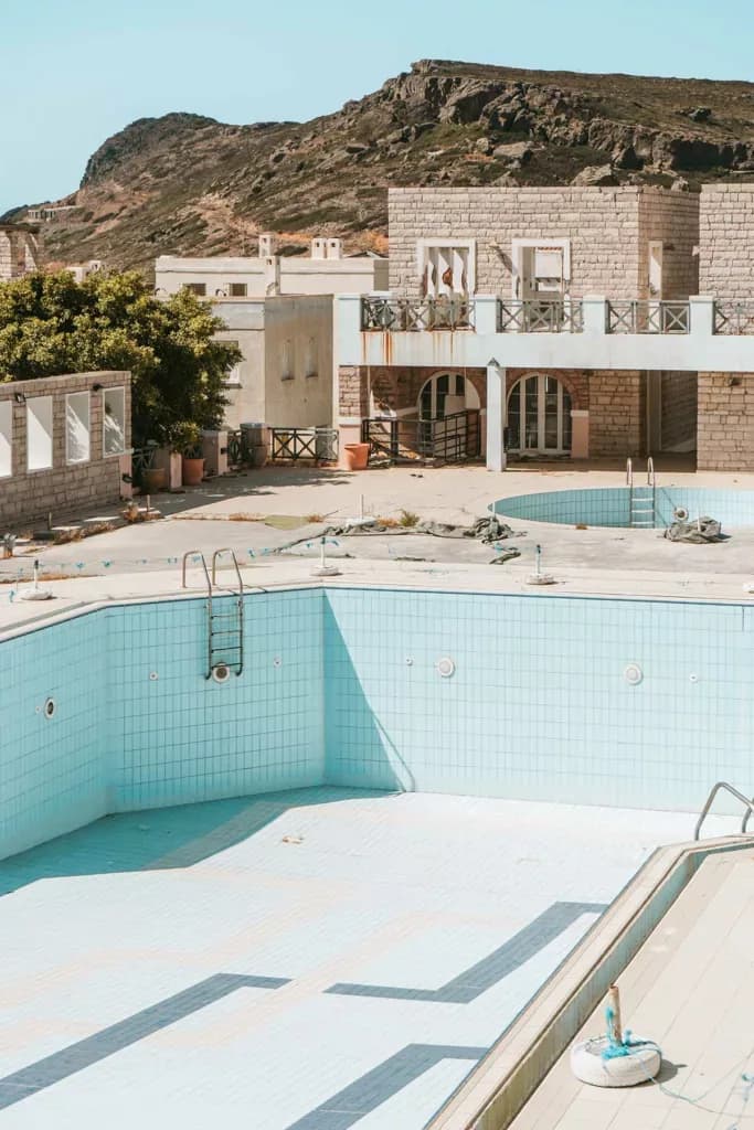 Exploration et urbex d’un hôtel en Crète – Shooting inattendu