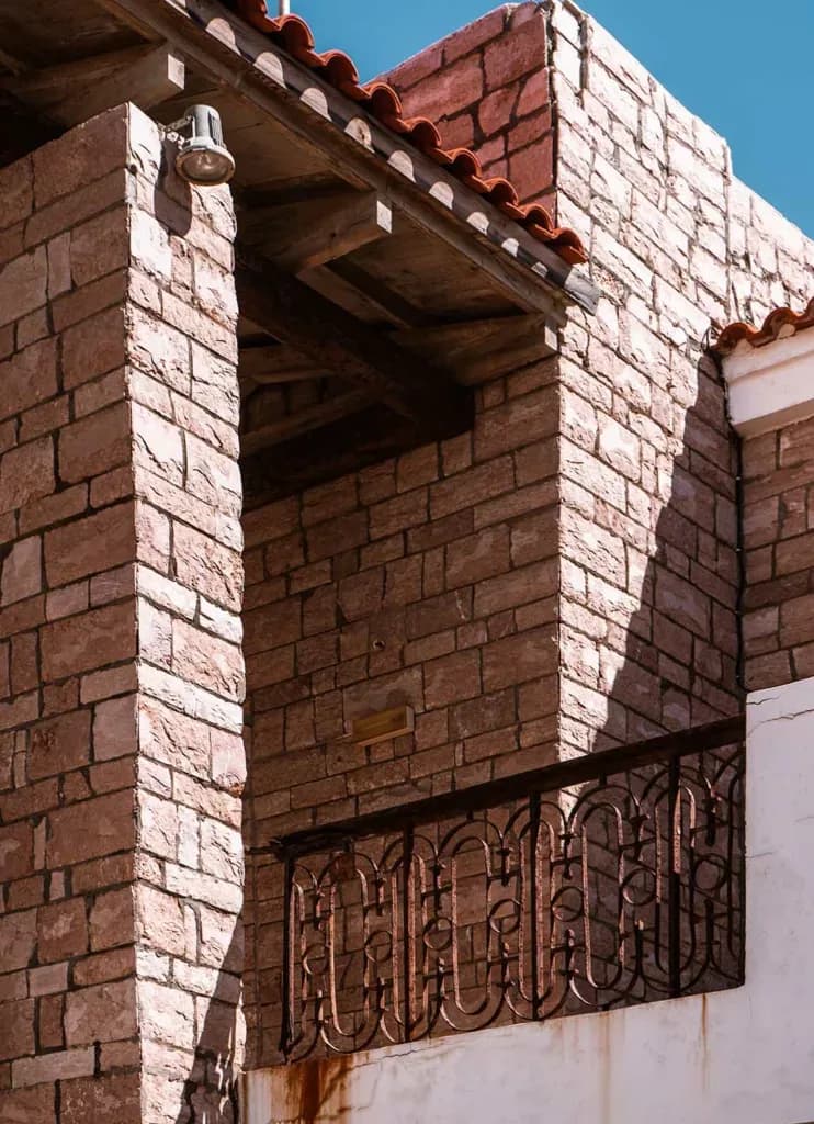 Exploration et urbex d’un hôtel en Crète – Shooting inattendu