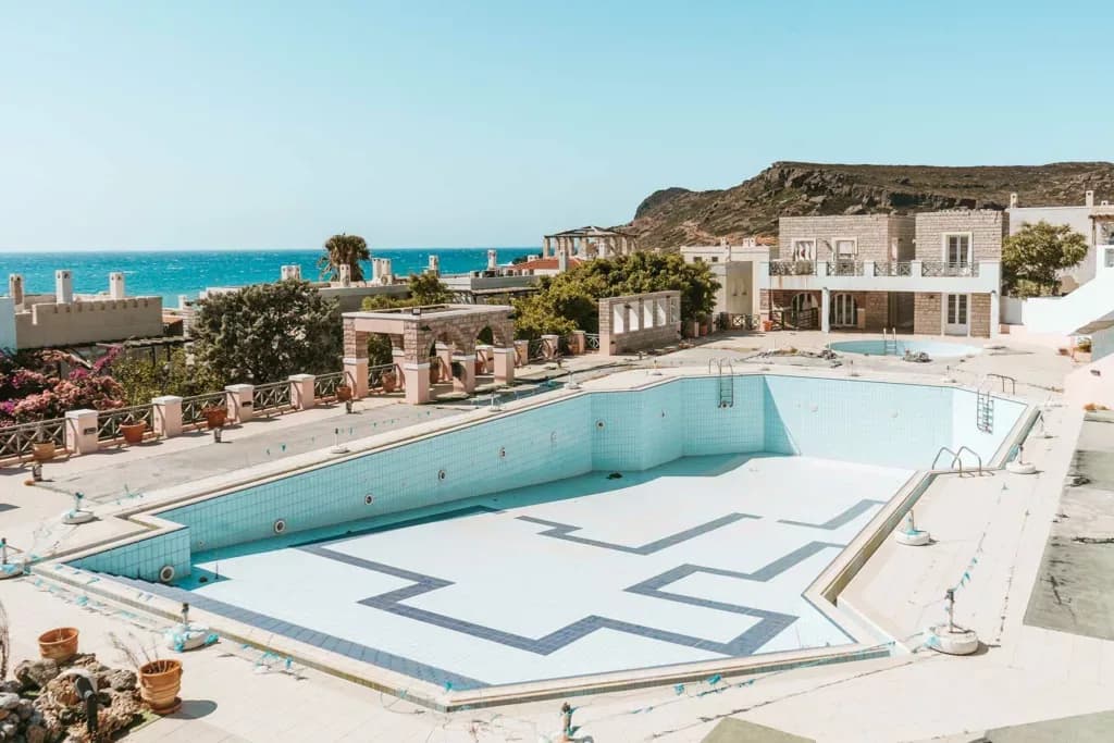 Exploration et urbex d’un hôtel en Crète – Shooting inattendu