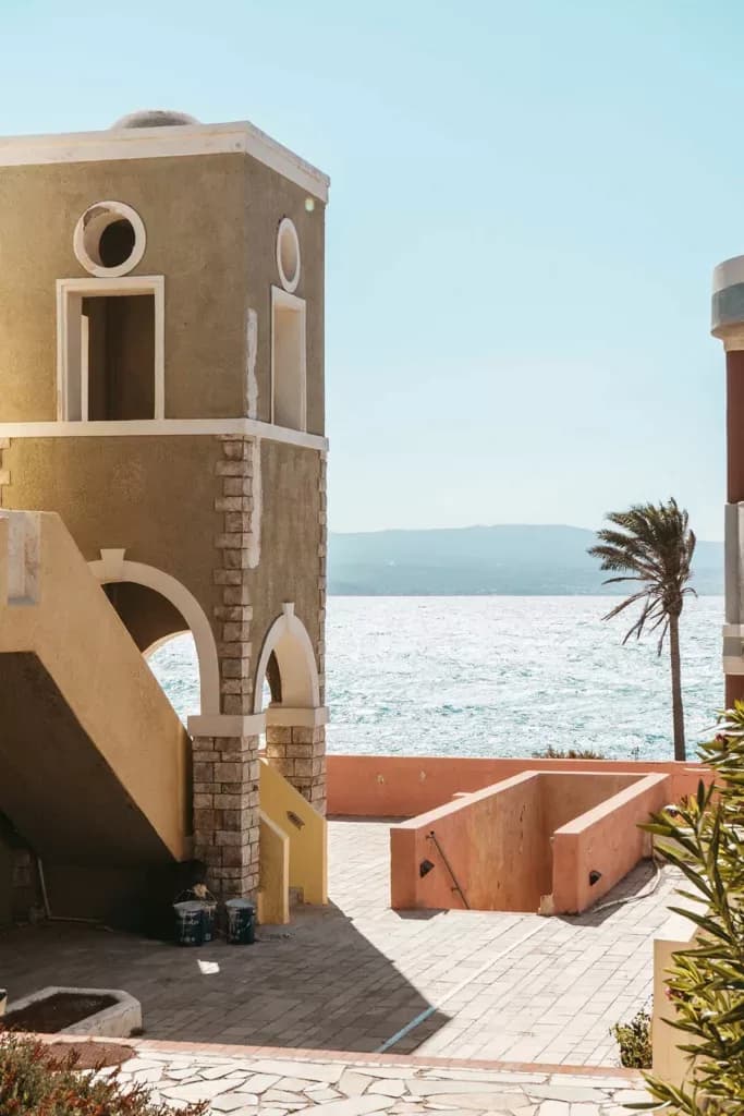 Exploration et urbex d’un hôtel en Crète – Shooting inattendu