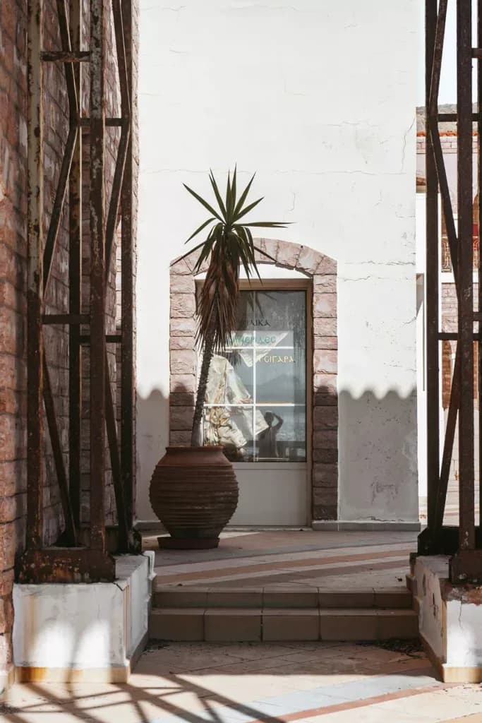 Exploration et urbex d’un hôtel en Crète – Shooting inattendu