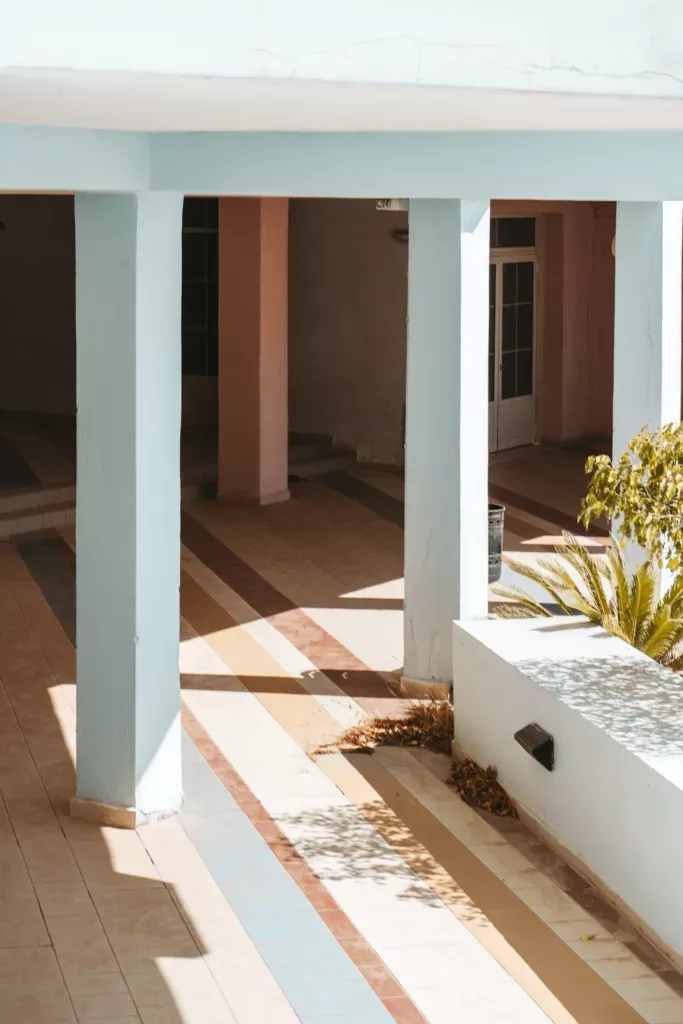 Exploration et urbex d’un hôtel en Crète – Shooting inattendu