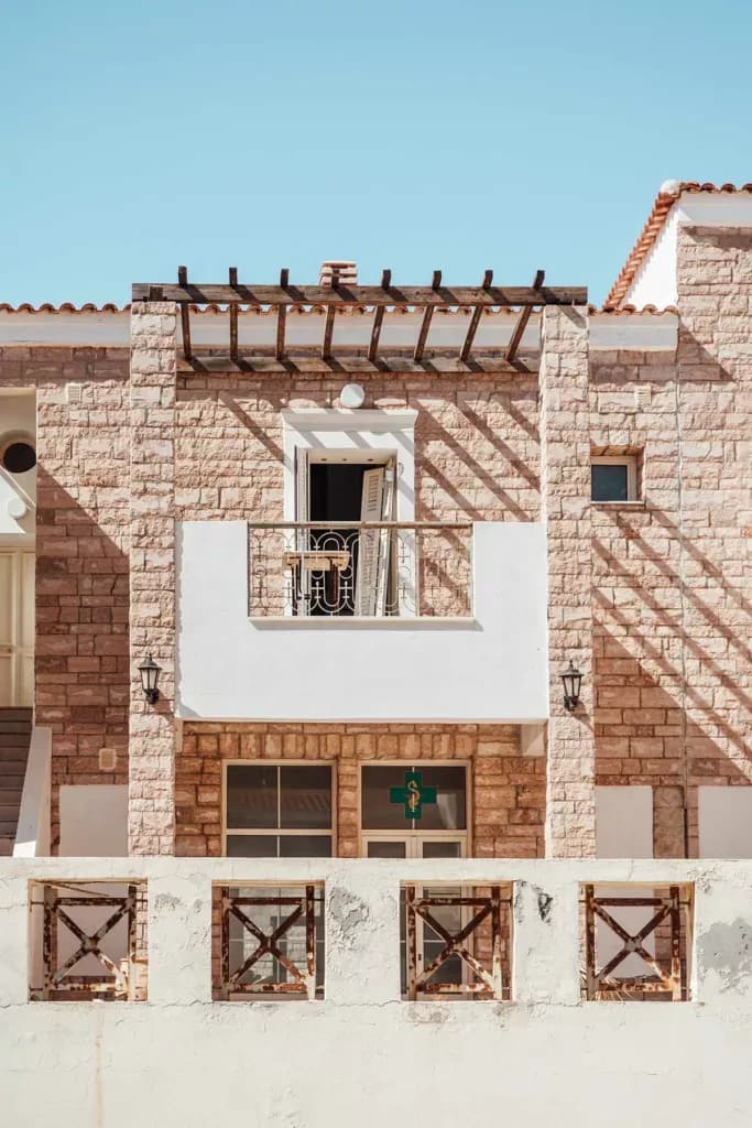 Exploration et urbex d’un hôtel en Crète – Shooting inattendu