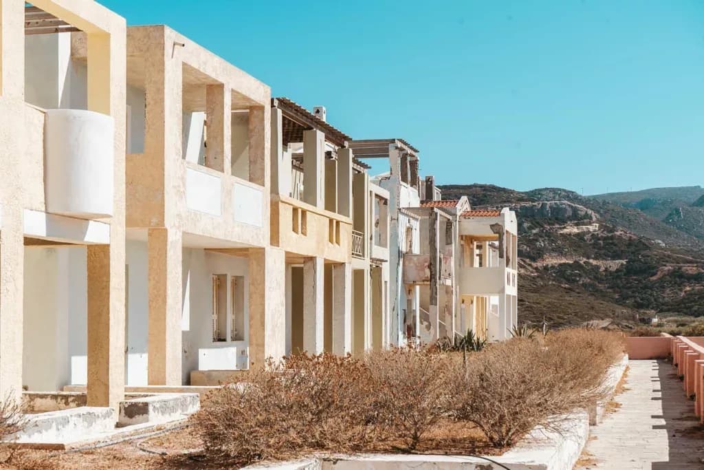Exploration et urbex d’un hôtel en Crète – Shooting inattendu