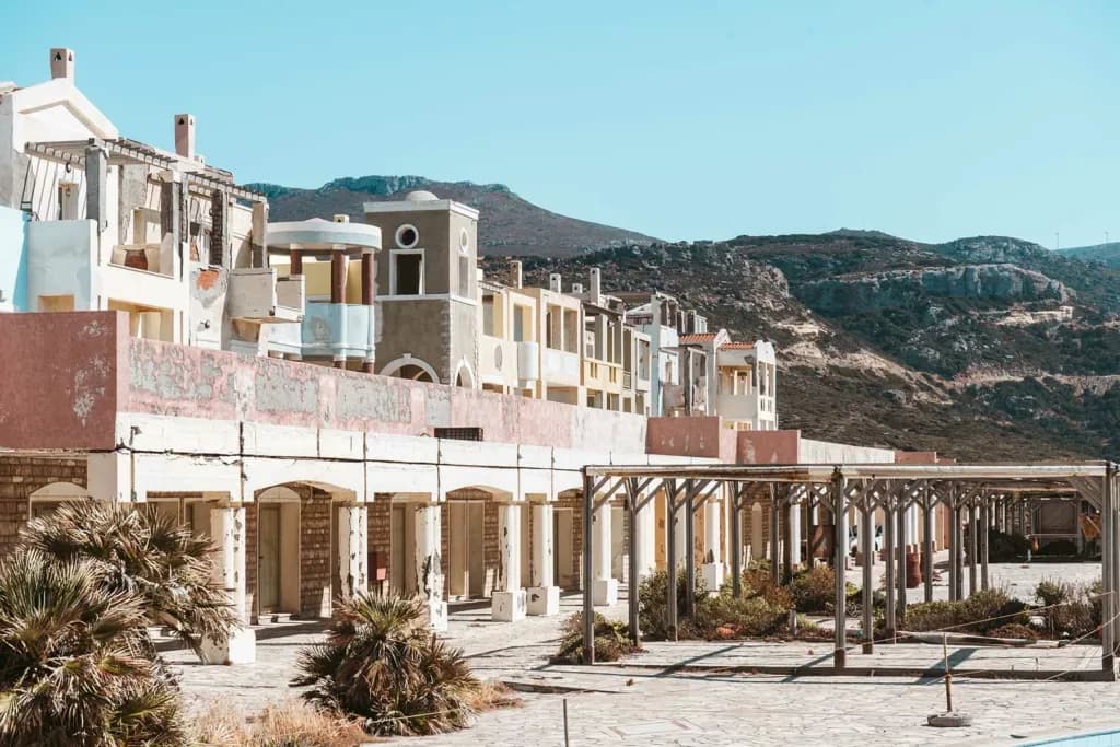 Exploration et urbex d’un hôtel en Crète – Shooting inattendu