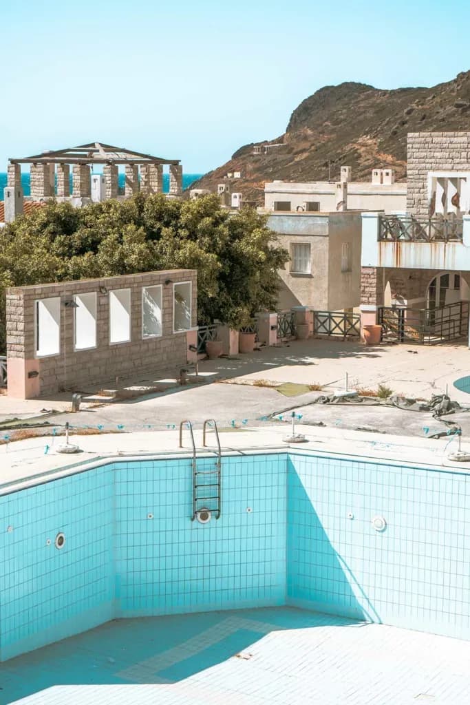 Exploration et urbex d’un hôtel en Crète – Shooting inattendu