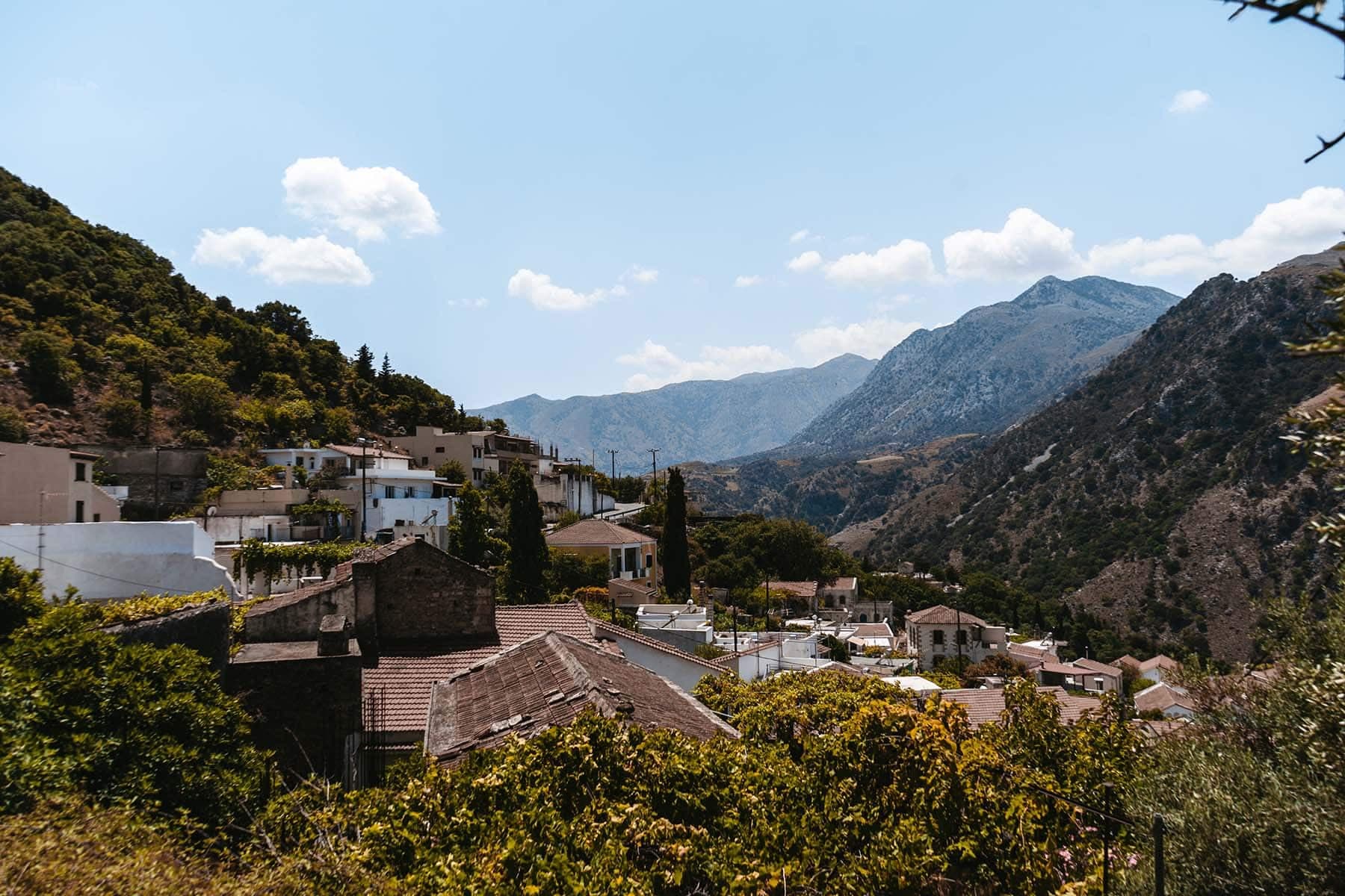 Le village enchanteur d’Argiroupoli – Une Oasis en Crète — Crète, guide de voyage Âme Bohème