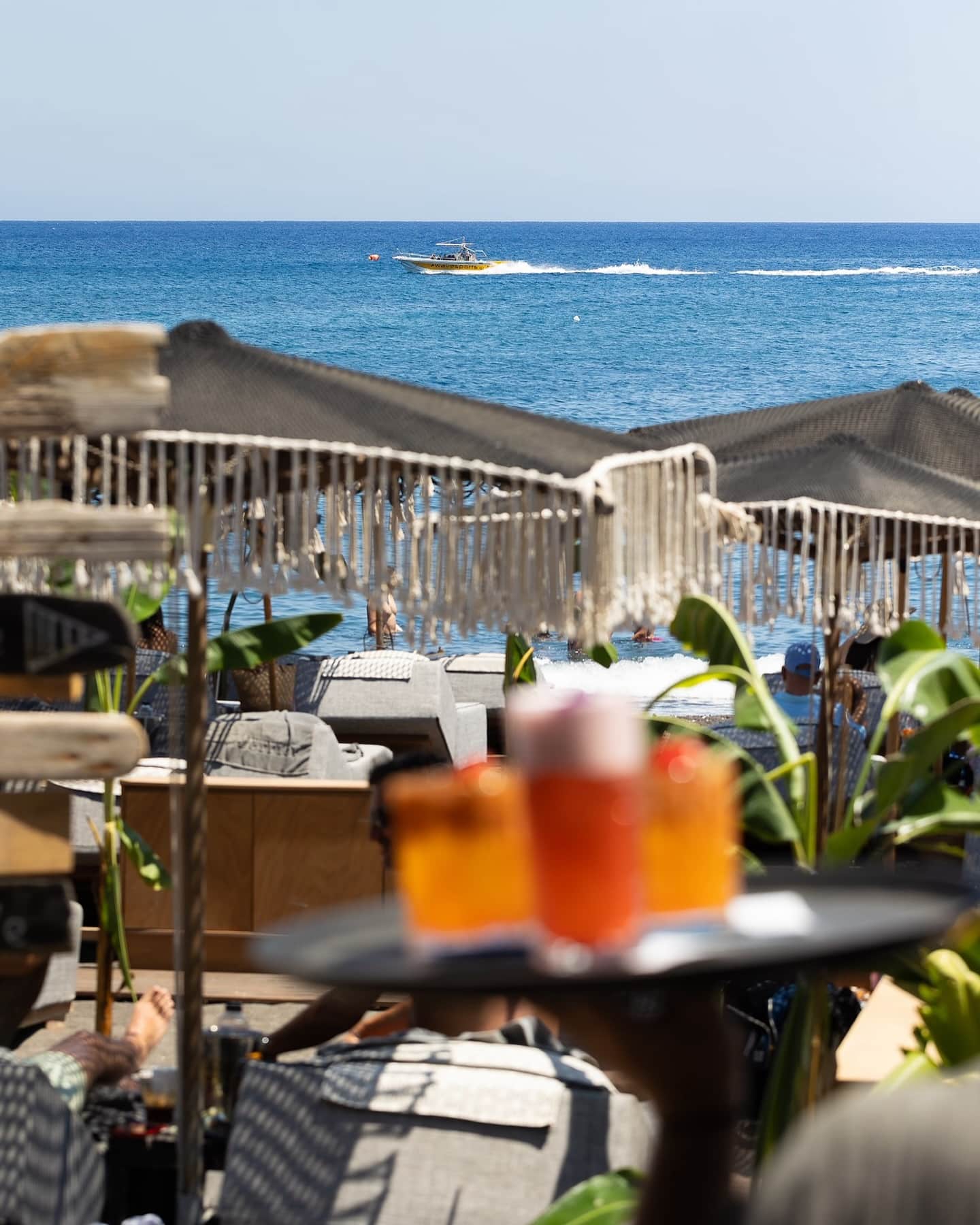 Les 6 Meilleurs Beach Clubs de Santorin