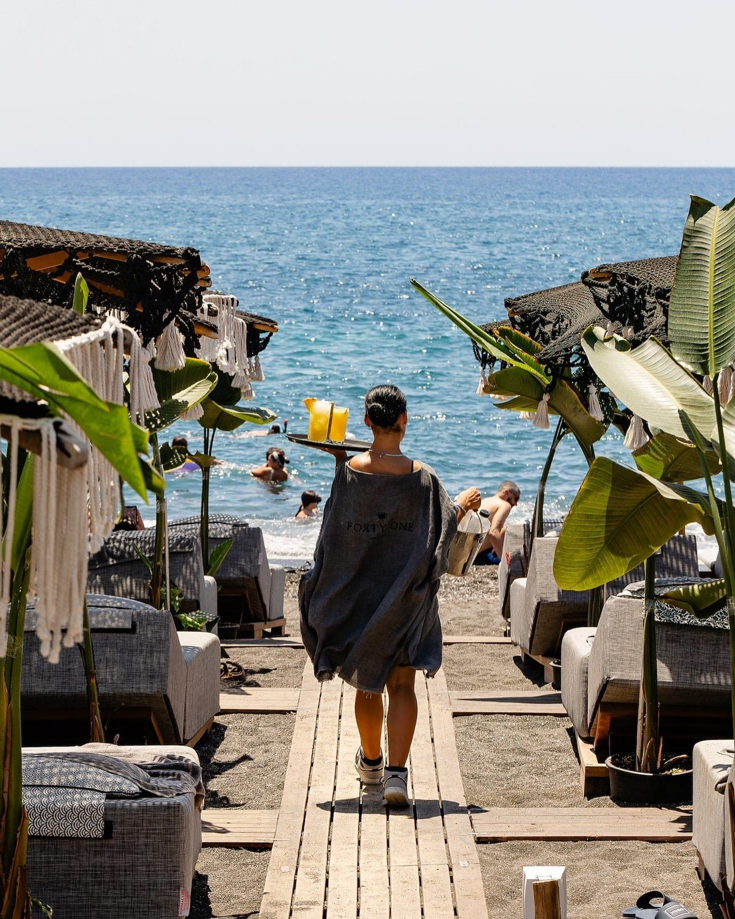 Les 6 Meilleurs Beach Clubs de Santorin