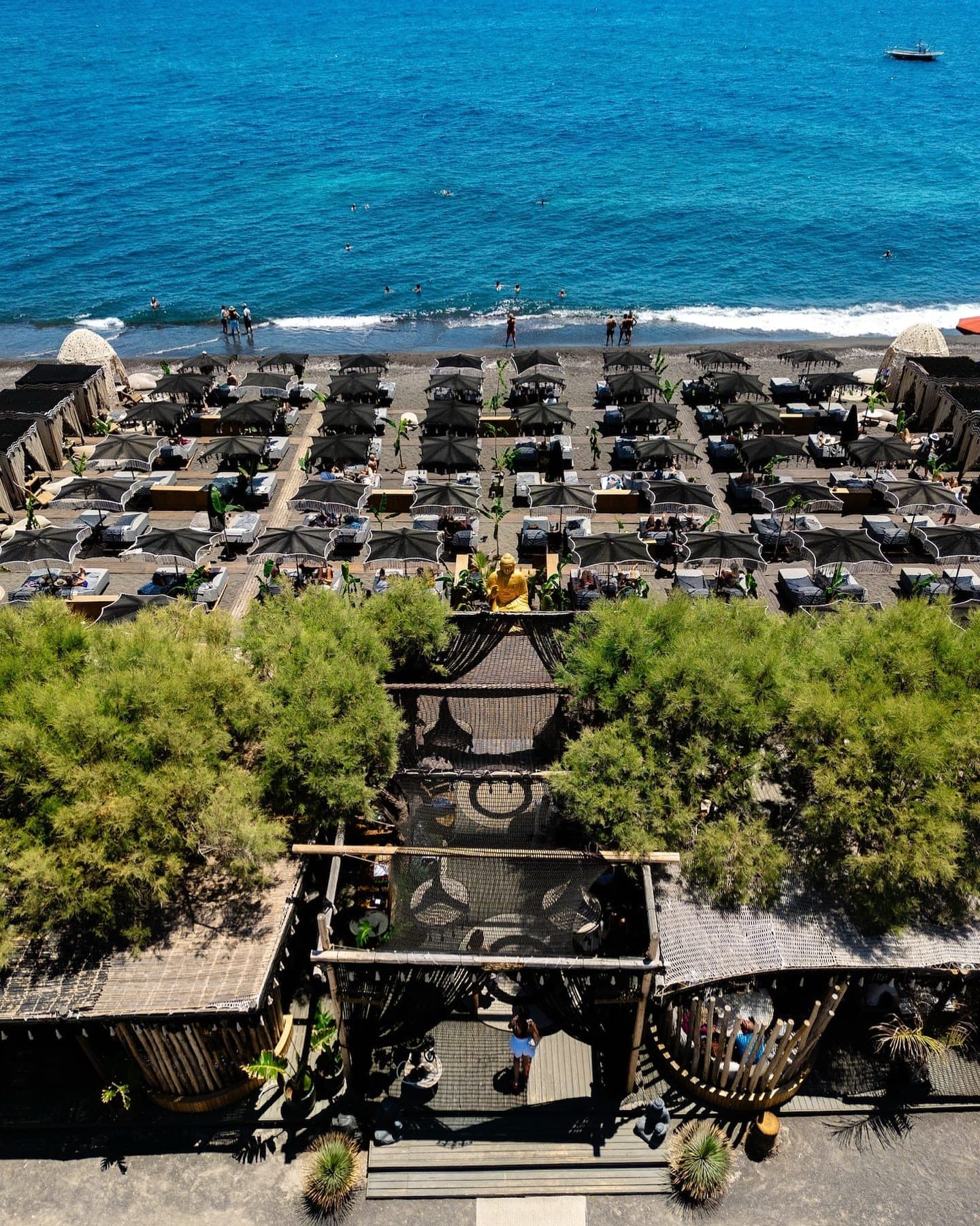 Les 6 Meilleurs Beach Clubs de Santorin