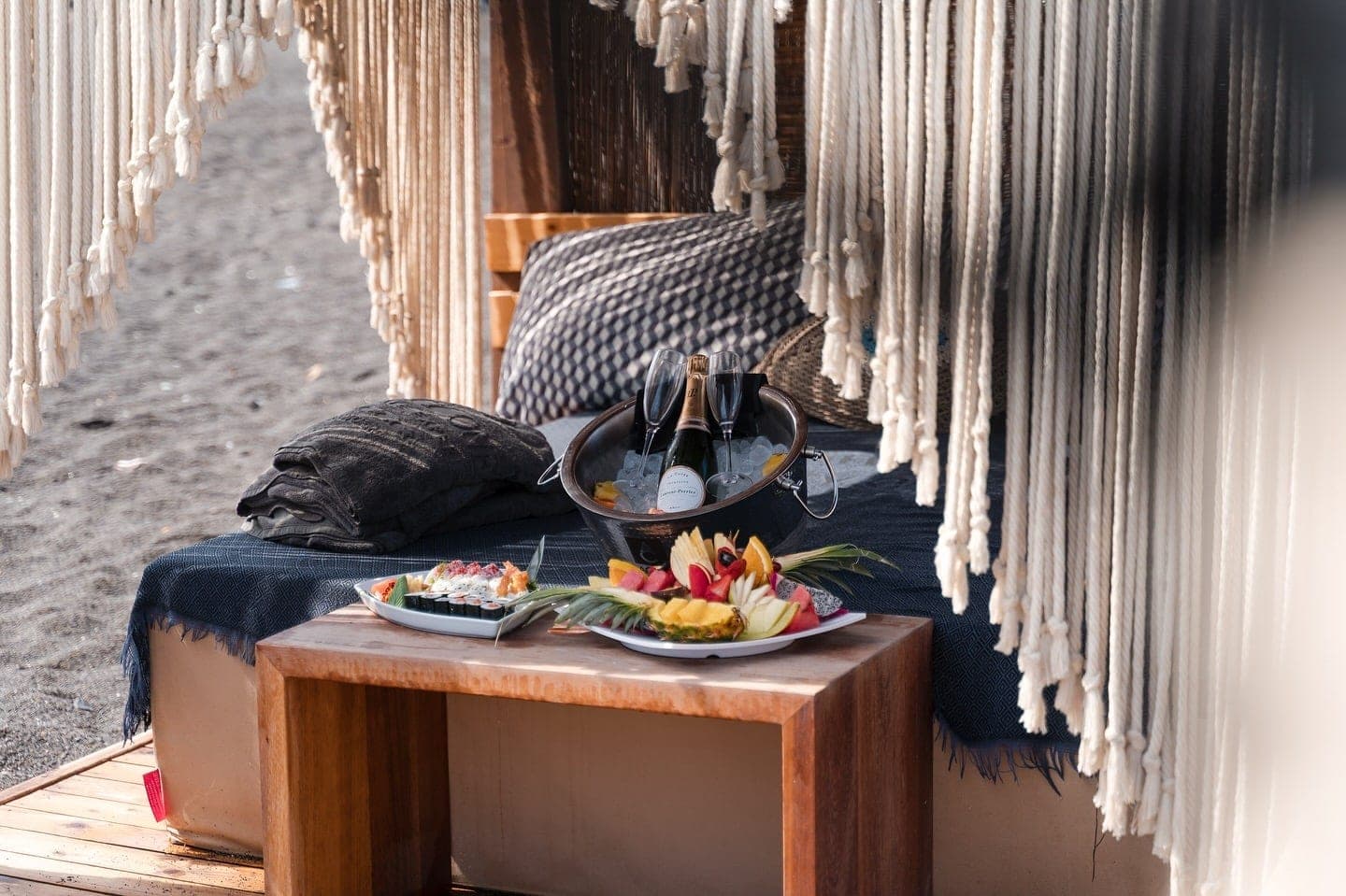 Les 6 Meilleurs Beach Clubs de Santorin