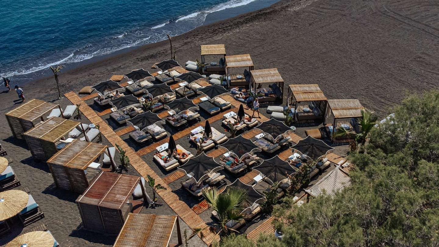 Les 6 Meilleurs Beach Clubs de Santorin