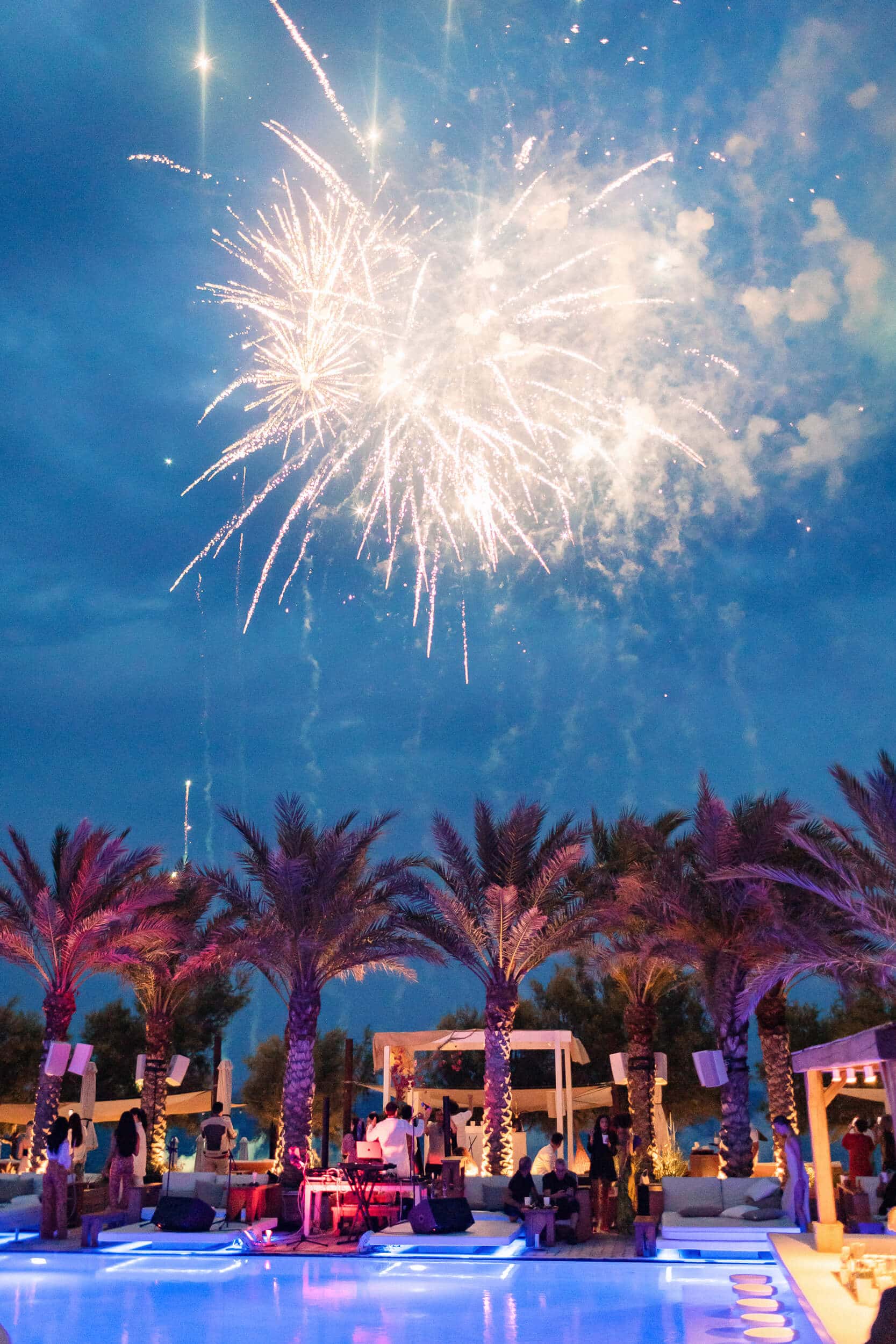 Les 6 Meilleurs Beach Clubs de Santorin