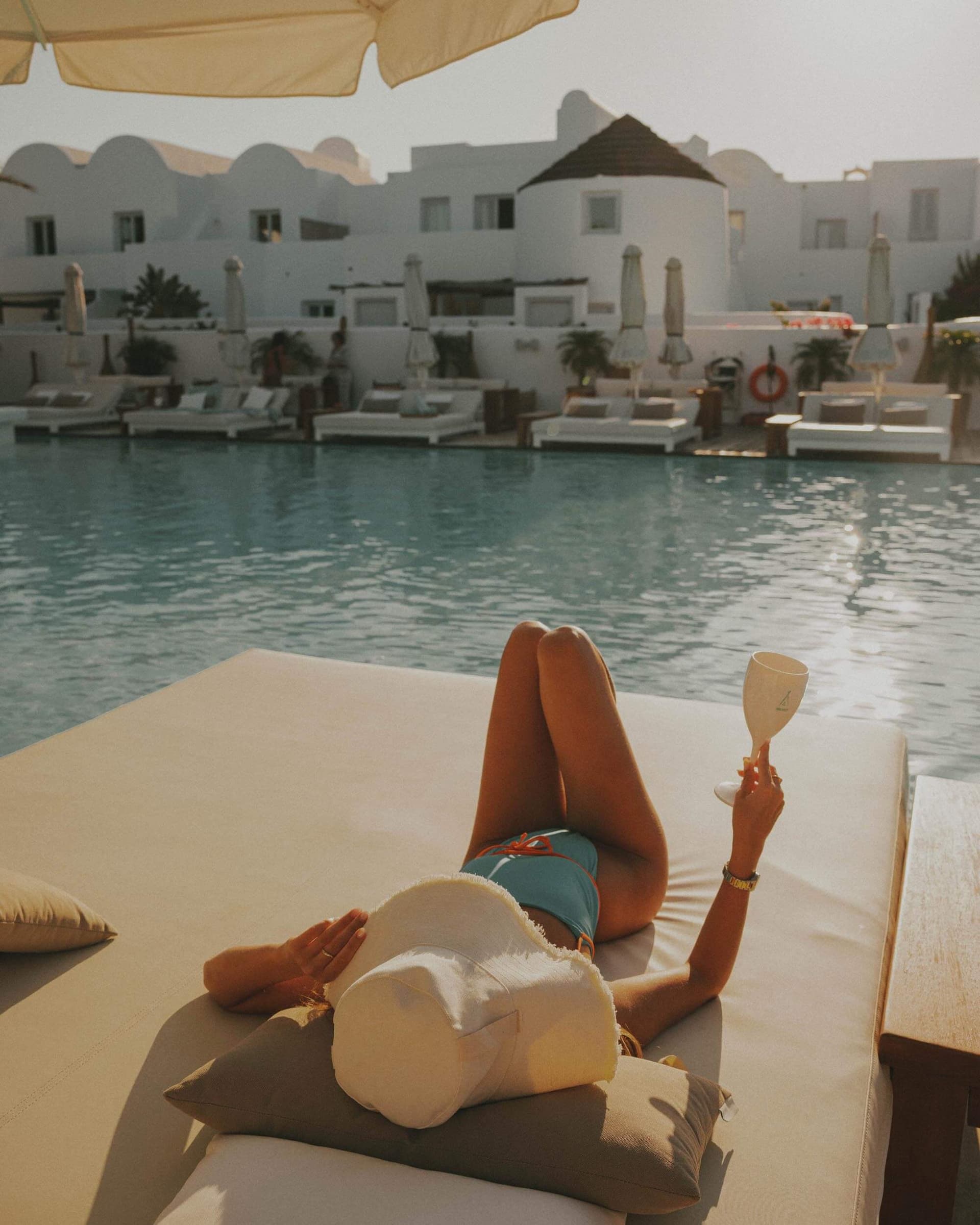 Les 6 Meilleurs Beach Clubs de Santorin