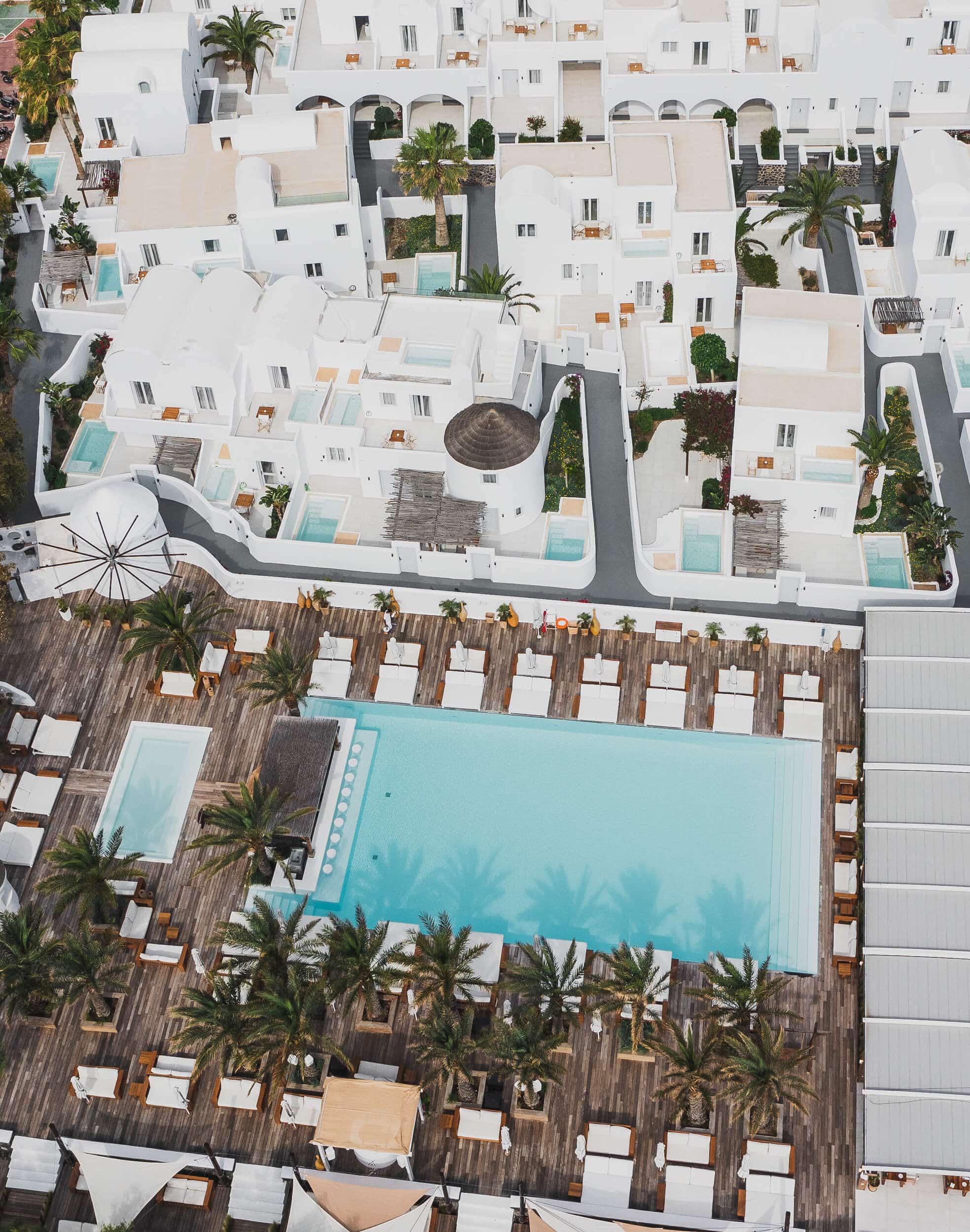 Les 6 Meilleurs Beach Clubs de Santorin