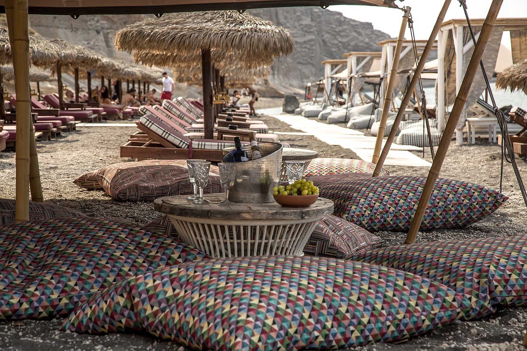 Les 6 Meilleurs Beach Clubs de Santorin