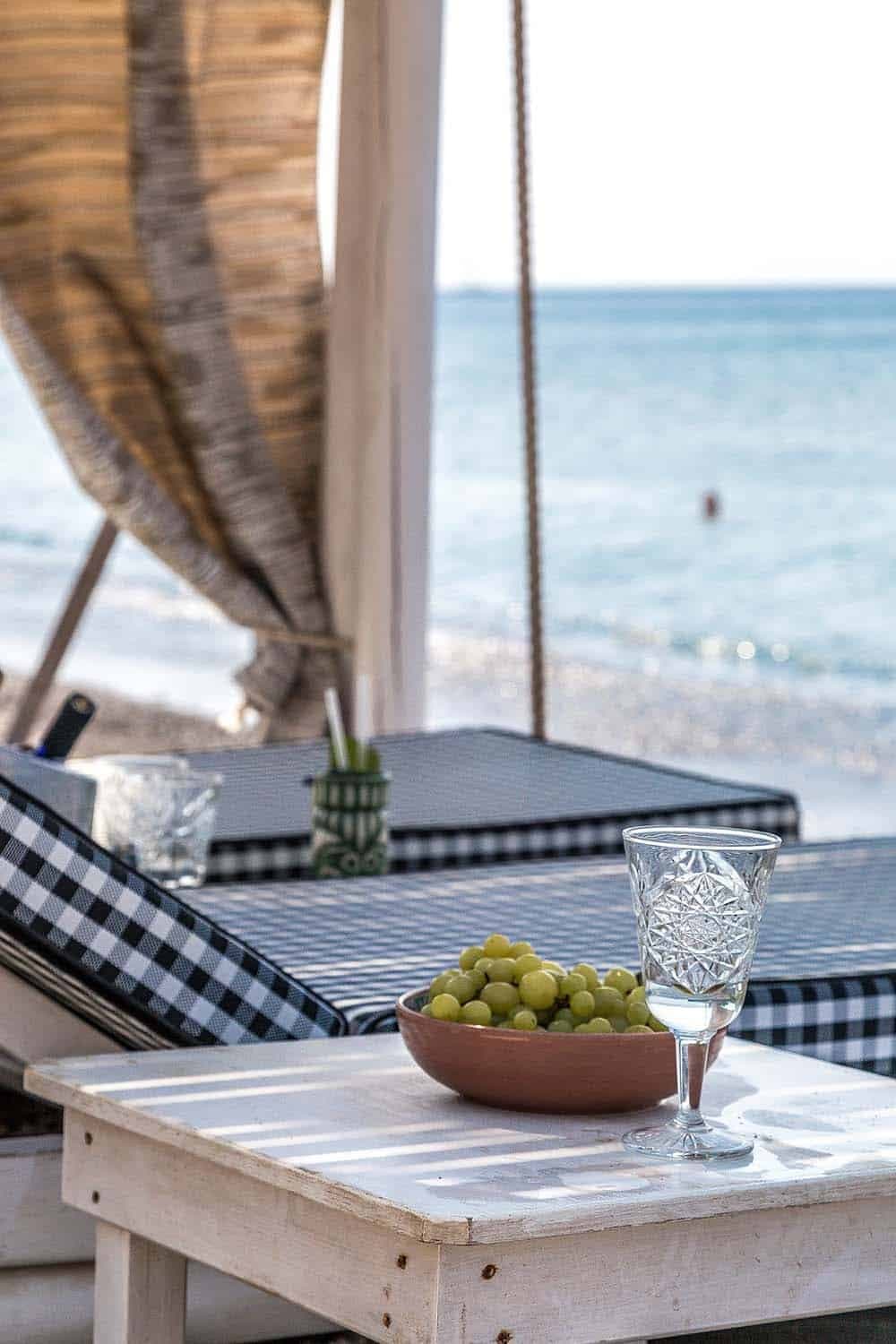 Les 6 Meilleurs Beach Clubs de Santorin