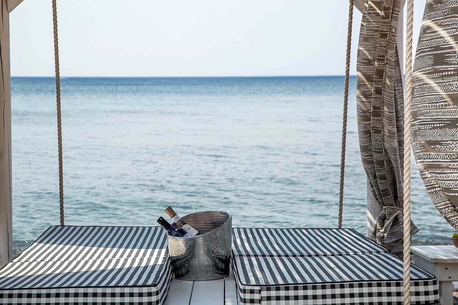 Les 6 Meilleurs Beach Clubs de Santorin