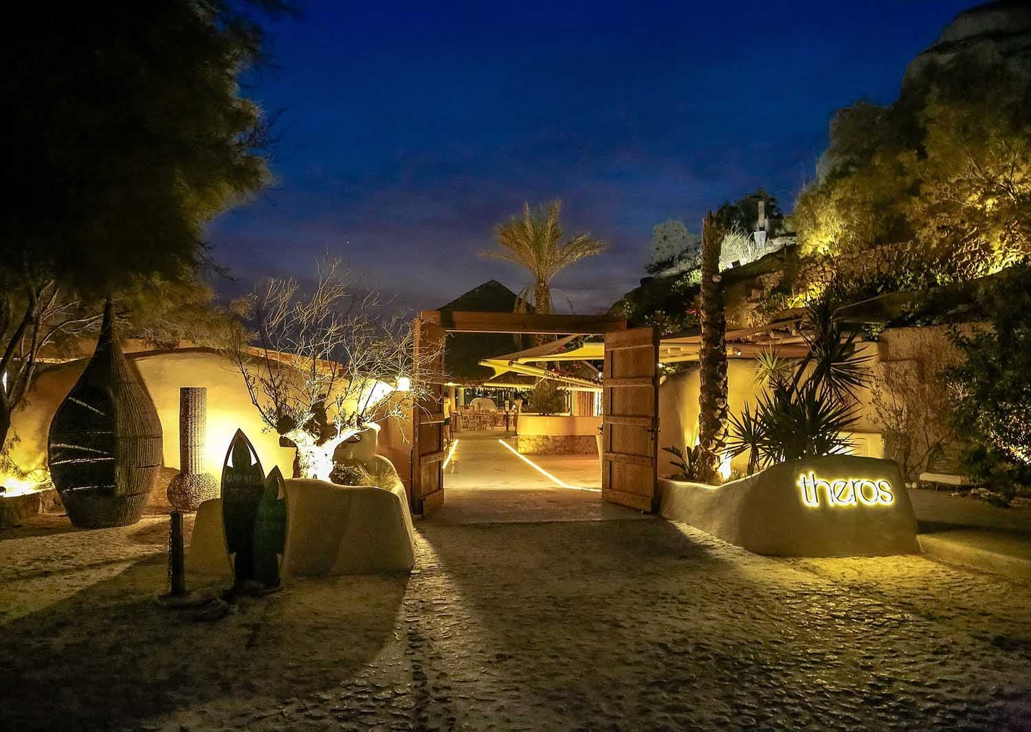 Les 6 Meilleurs Beach Clubs de Santorin