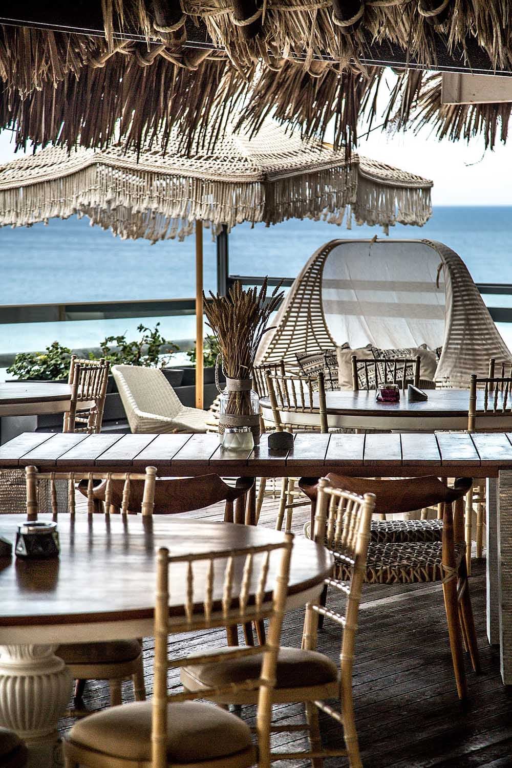 Les 6 Meilleurs Beach Clubs de Santorin