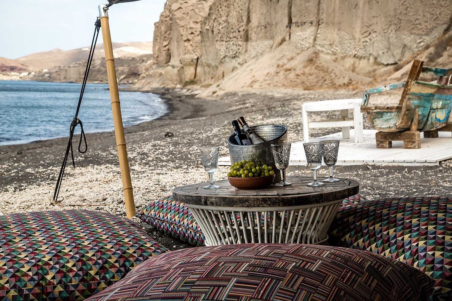 Les 6 Meilleurs Beach Clubs de Santorin