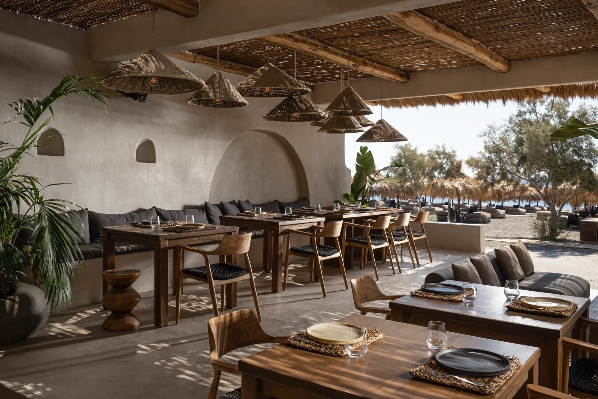 Les 6 Meilleurs Beach Clubs de Santorin