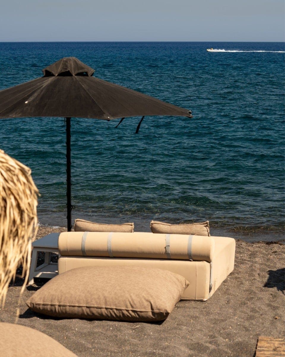 Les 6 Meilleurs Beach Clubs de Santorin