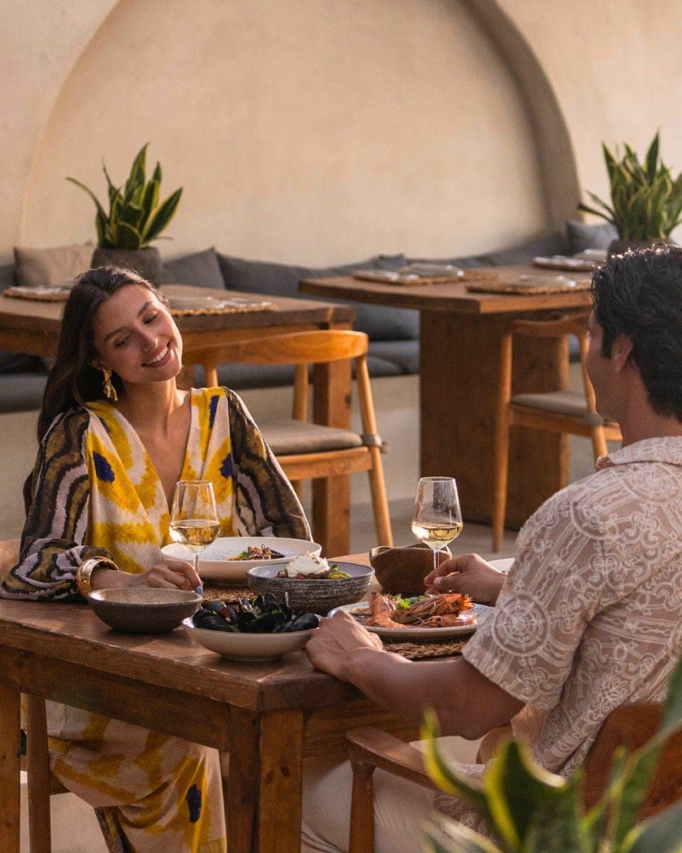 Les 6 Meilleurs Beach Clubs de Santorin