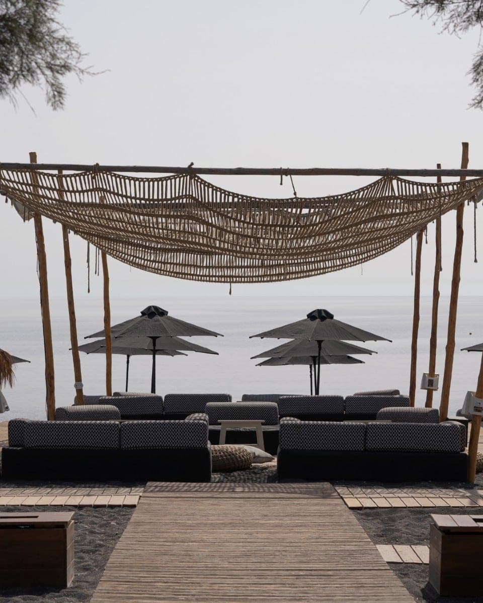 Les 6 Meilleurs Beach Clubs de Santorin