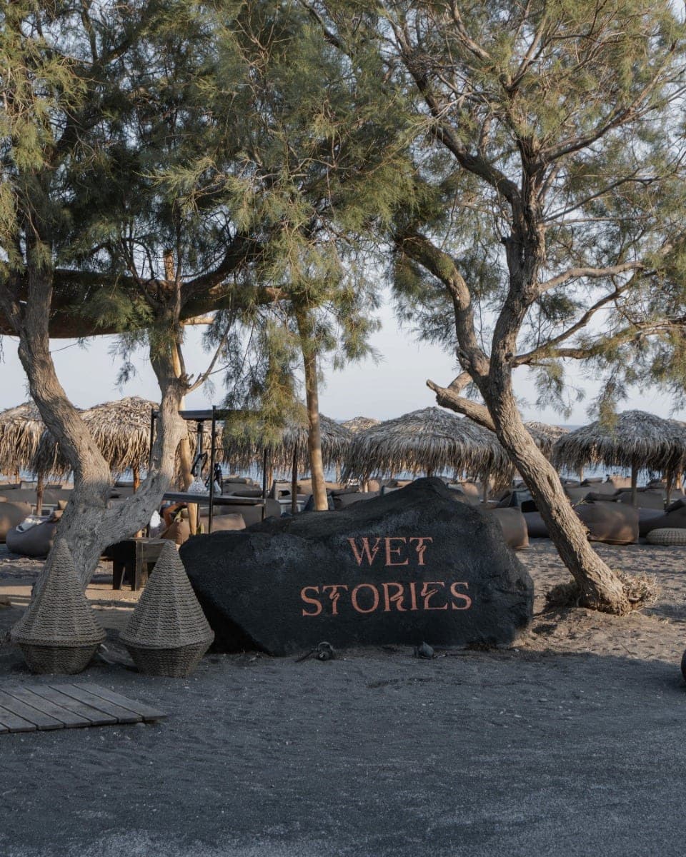 Les 6 Meilleurs Beach Clubs de Santorin