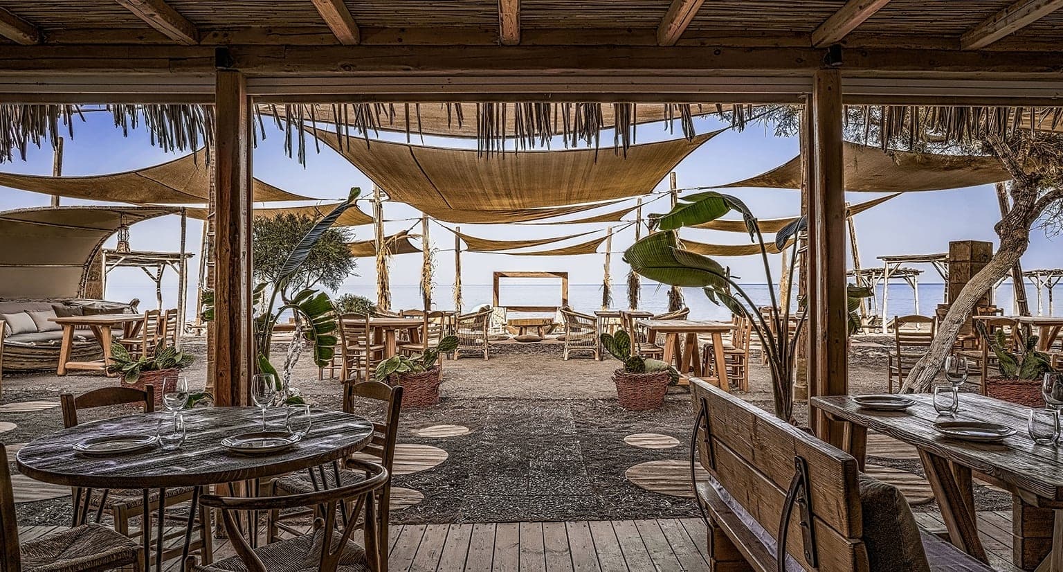 Les 6 Meilleurs Beach Clubs de Santorin