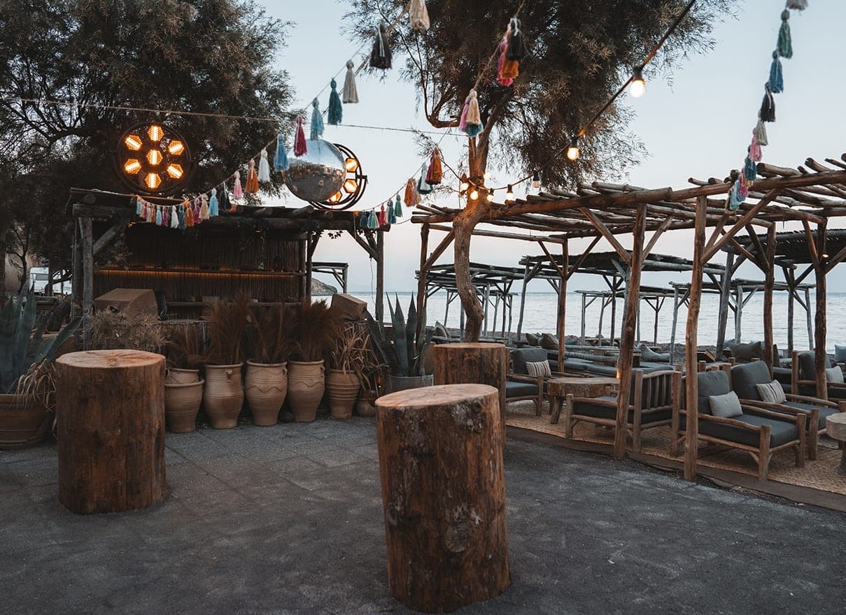 Les 6 Meilleurs Beach Clubs de Santorin