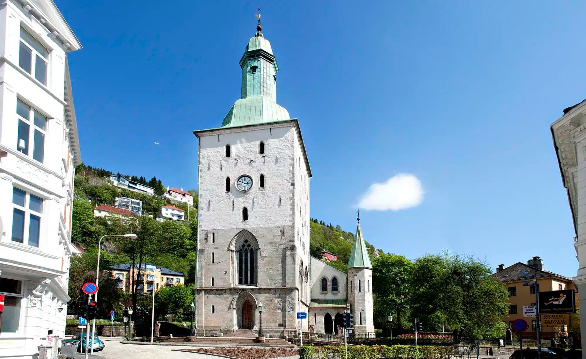 La cathédrale de Bergen, joyau historique de la ville hanseatique — Norvège, guide de voyage Âme Bohème