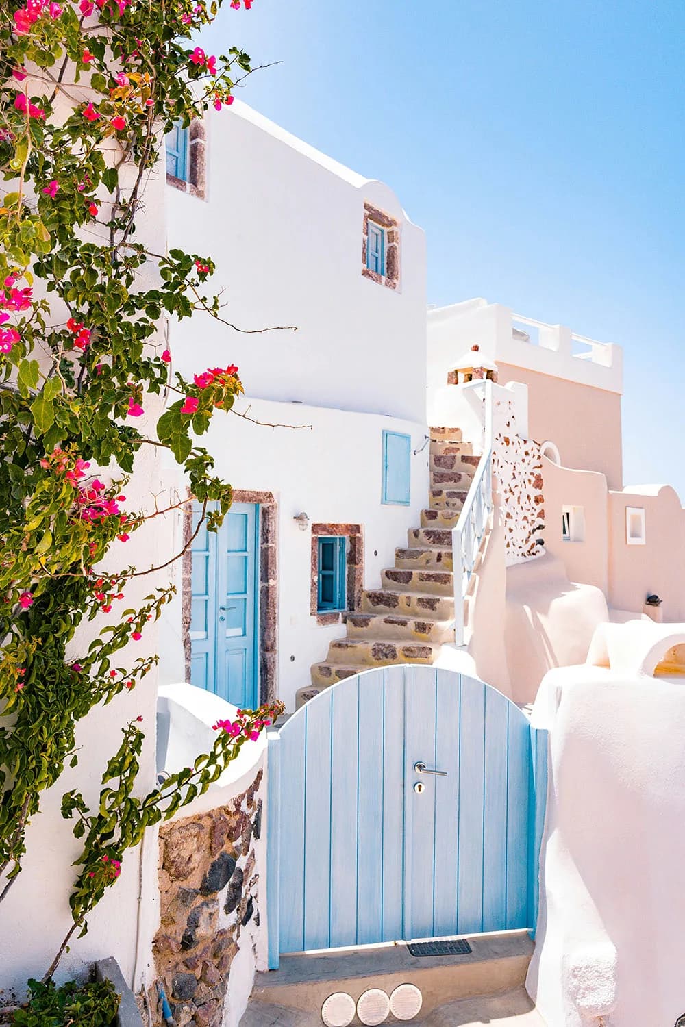 Pourquoi les maisons de Santorin sont blanches et bleues ?