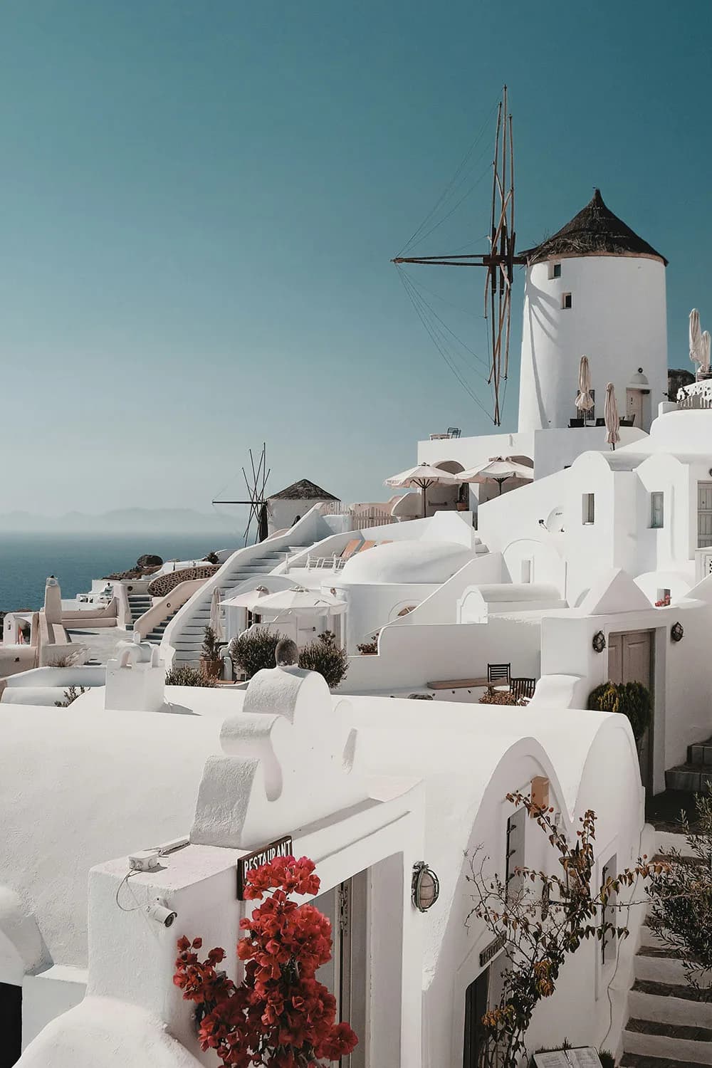 Pourquoi les maisons de Santorin sont blanches et bleues ?
