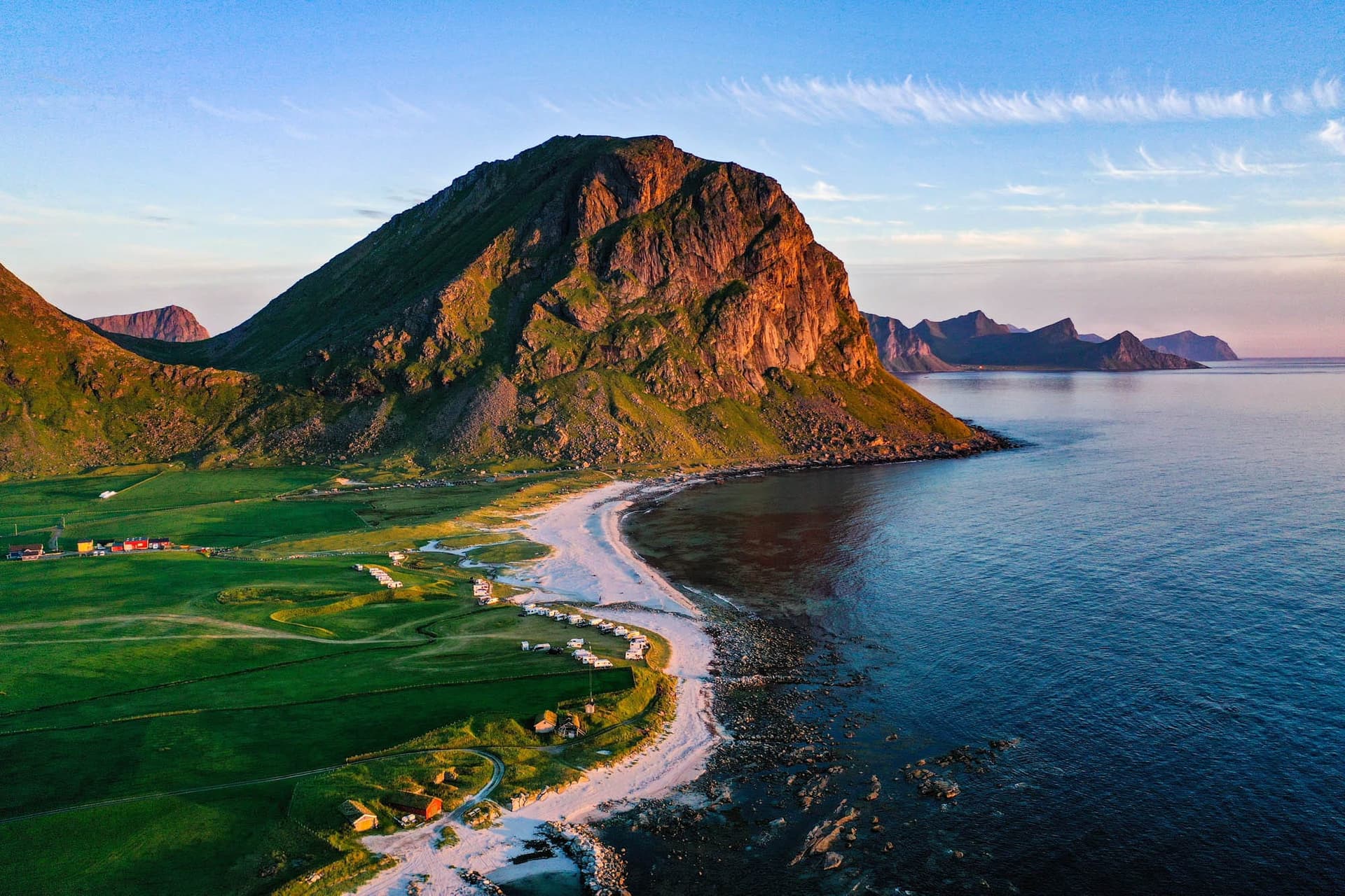 Explorer Uttakleiv Beach dans les Lofoten — Norvège, guide de voyage Âme Bohème